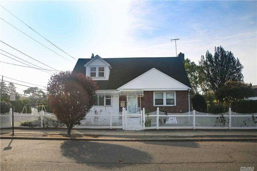 Image 1 of 28 for 18 Evans St in Long Island, New Hyde Park, NY, 11040