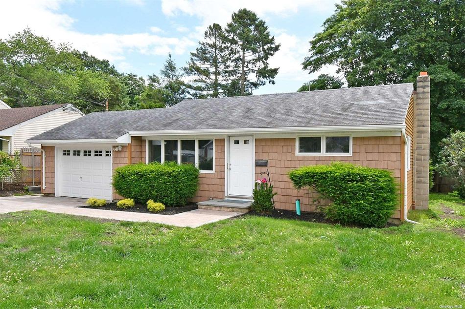 Image 1 of 20 for 16 Howe Street in Long Island, Huntington Station, NY, 11746