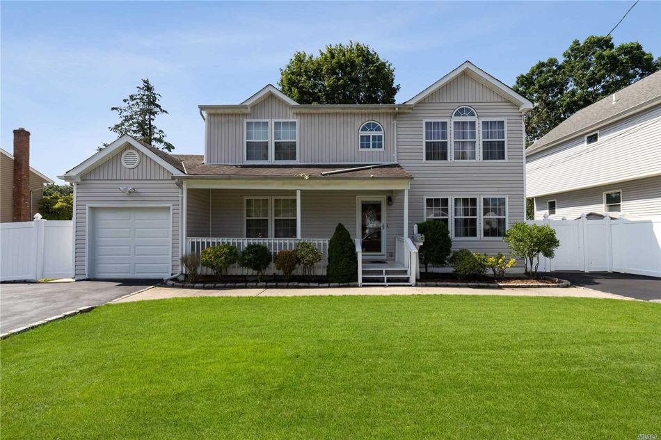 Image 1 of 20 for 10 Spruce Pl in Long Island, Melville, NY, 11747