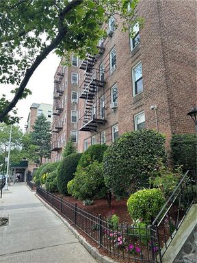 Image 1 of 20 for 2104 Holland Avenue #2E in Bronx, NY, 10462